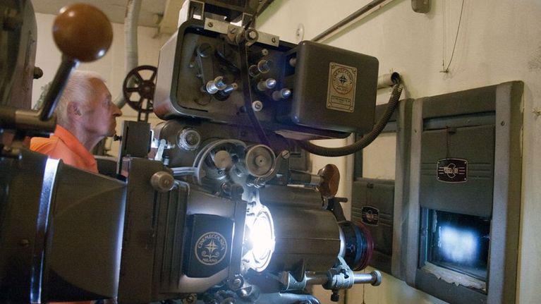 Reino Vahteri Kino Dominon filmihuoneessa.