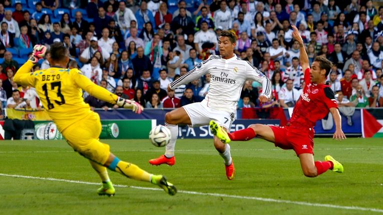 Real Madridin Cristiano Ronaldo ohjaa pallon maaliin.