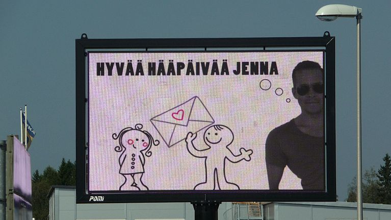 Hääpäiväviesti mainosten seassa Torpintien risteyksessä Torniossa