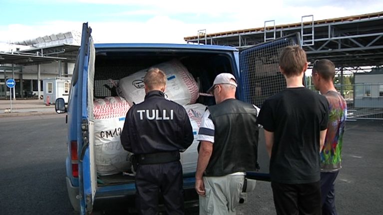 Venäläisten pakettiautoilla tekemät verottomat tavarakuljetukset työllistävät Suomen tulliviranomaisia yhä enemmän