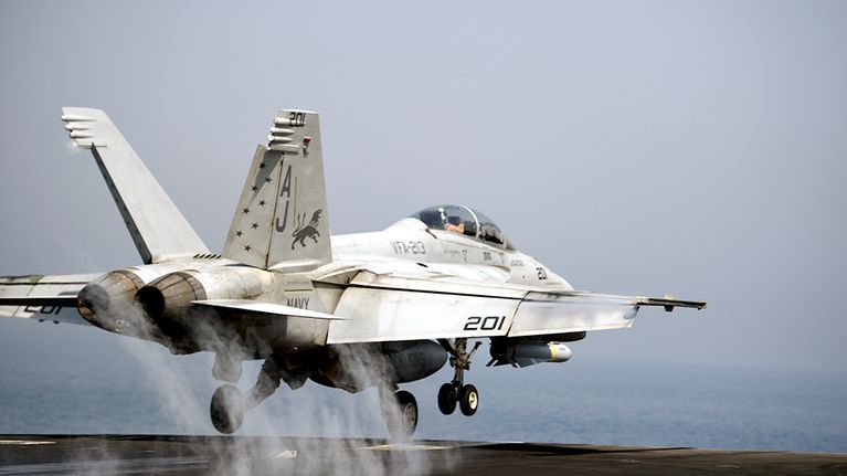 Yhdysvaltain laivaston Hornet lähtee Persianlahdelta USS George H.W. Bush -lentotukialuksen kiitoradalta Irakiin 15. elokuuta 2014.