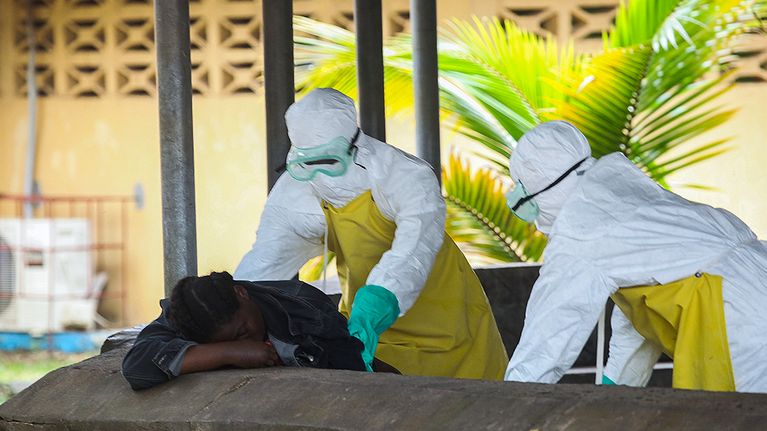 Liberialaisia sairaanhoitajia suojautuneena Ebola-virusta vastaan.