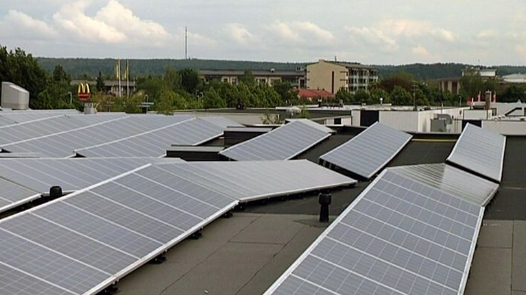 Suomen suurin aurinkovoimala on Saloran vanhan televisiotehtaan katolla.