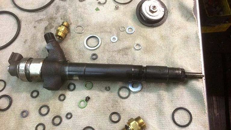Dieselmoottorin polttoainejärjestelmän suutin