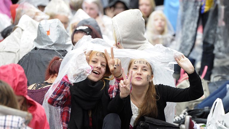 Fanit jonottavat Cheekin keikalle Olypmpiastadionilla Helsingissä 22. elokuuta.
