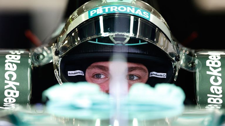 Mercedeksen Nico Rosberg istuu autossaan.