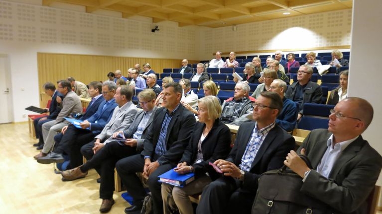 Sierilän tarkastuksen aloituskokous keräsi kymmeniä osallistujia Rovaniemen hovioikeuteen maanantaina.