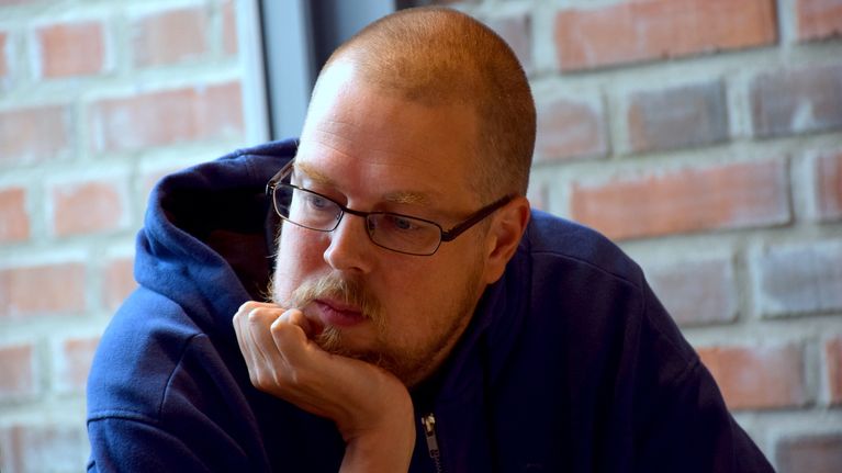 Tuomas Kyrö mietteliäänä Verkatehtaalla
