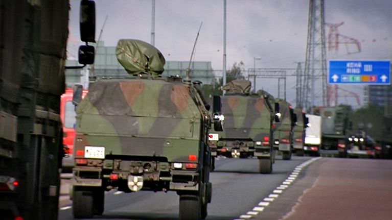 Vuosaaren satamaan saapuneet Northern Coasts 2014 -sotaharjoitukseen osallistuvat saksalaisjoukot ajavat poliisisaattueessa.
