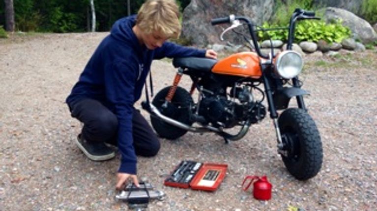 Vuolenkoskelainen teinipoika rassaa mopoaan.