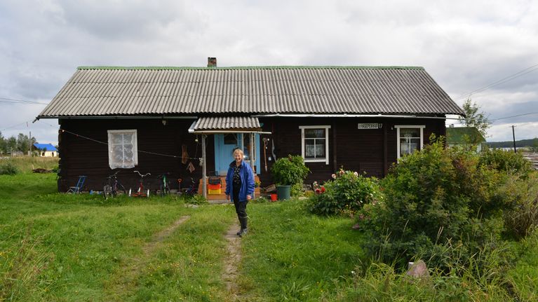 Lilja Veselova talon edustalla Vuokkiniemellä