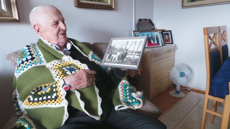 Vihtori Siivo näyttää vanhaa valokuvaa.