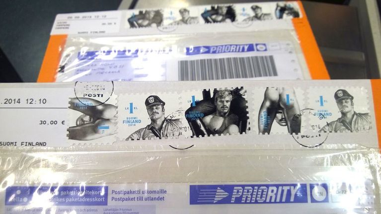 Tom of Finland -postimerkkejä postipaketissa