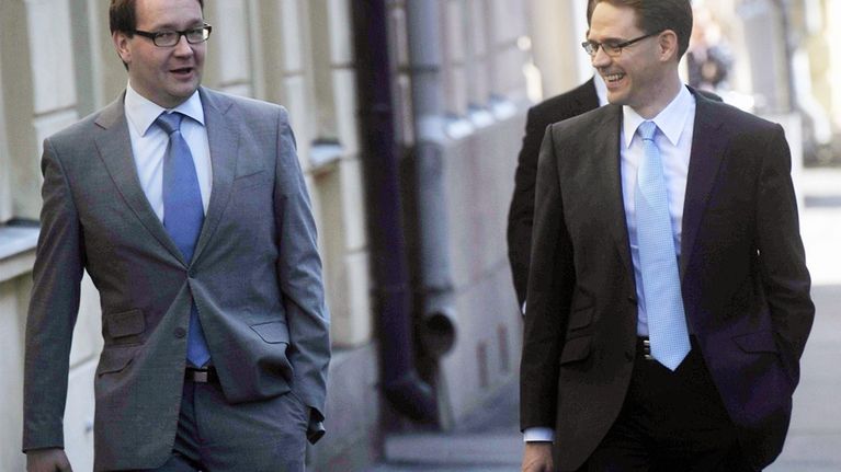 Juho Romakkaniemi (vas.), Jyrki Katainen hallitusneuvottelujen tauolla vuonna 2011.