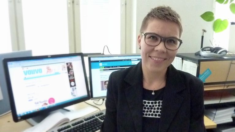 Maria Lassila-Merisalo tietokonenäyttöjen äärellä