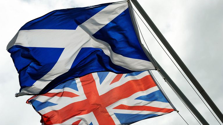 Ison-Britannian Union Jack -lippu sekä Skotlannin lippu (yllä). 