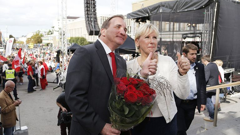 Sosiaalidemokraattisen puolueen puheenjohtaja Stefan Löfven ja sosiaalidemokraattien poliitikko Margot Wallström vaalitilaisuudessa Göteborgissa lauantaina.