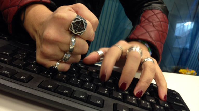 Nettitrolli, internet, näppäimistö, kädet näppäimistöllä, internet, nettihäirikkö, netti, trolli, nyrkki, provokaatio, yllytys, viha, ärsyyntyminen