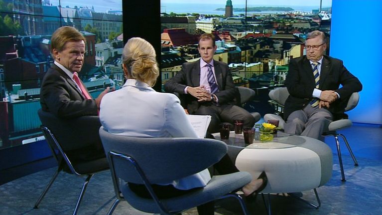 Kansanedustajat Mauri Pekkarinen, Jouni Backman ja Pertti Salolainen.