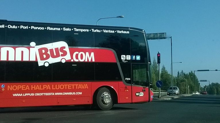 Onnibusin kaksikerroksinen linja-auto liikenteessä