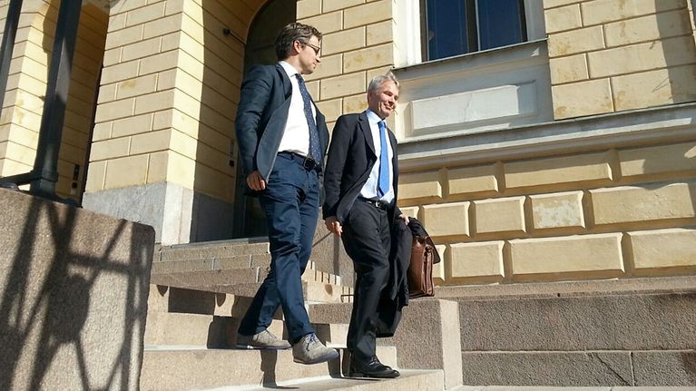 Vihreiden ministerit Ville Niinistö ja Pekka Haavisto poistuivat Valtioneuvoston linnasta.