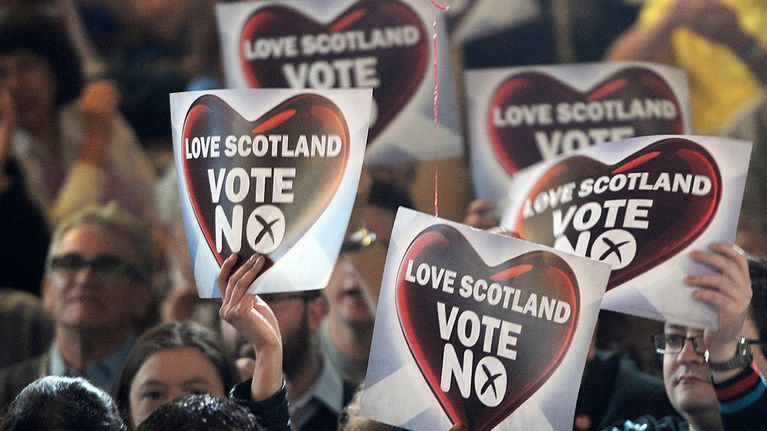 Skotlannin itsenäistymistä vastustavat pitivät "Ei" -kylttejä Glasgowssa, Skotlannissa keskiviikkona.