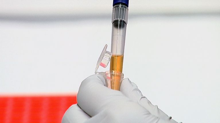Tutkija pipetöi ainetta koeputkeen.