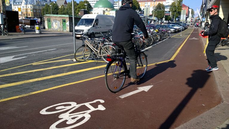 Pyöräilijä pyöräkaistalla