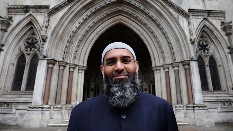 Muslimisaarnaaja Anjem Choudary vuonna 2012.