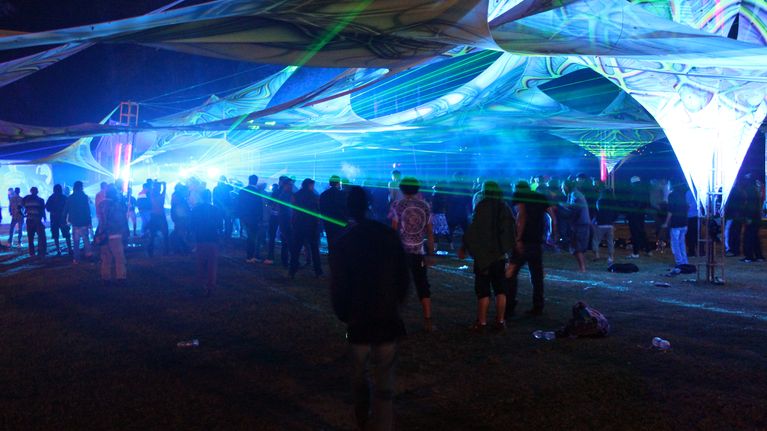 Yleisö tanssii psykedeelisen trance-musiikin tahtiin Shiva Squad Festivalilla Kullu-laaksossa Intiassa. 