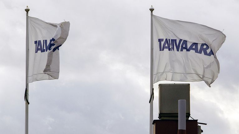 Talvivaaran kaivoksen pääportin liput Sotkamossa.
