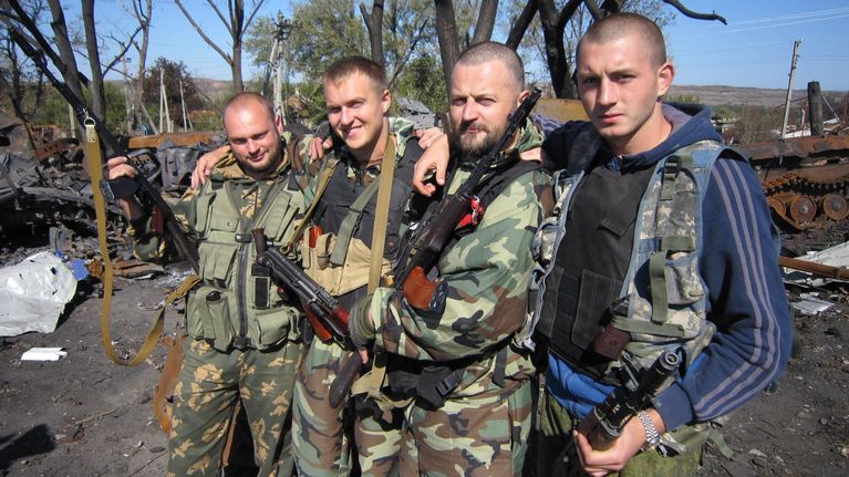 Separatistitaistelijoita Luhanskin ulkopuolella paikassa, jossa on tuhottu Ukrainan armeijan kalustoa. He olivat tulleet sinne juhlimaan sitä, että Ukrainan armeija on ajettu pois alueelta. 