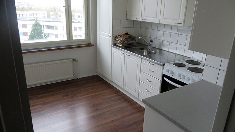 Remontoitu kerrostaloasunnon keittiö