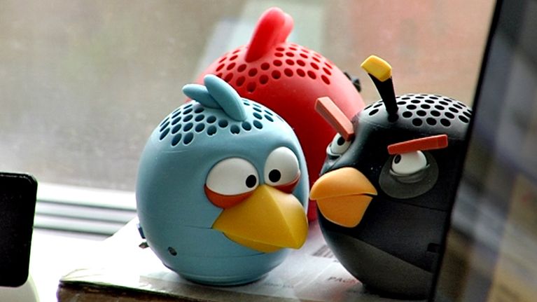 Angry Birds -pelin hahmoja muovisina esineinä paketin päällä lähellä ikkunaa.