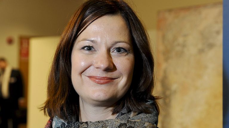 Kokoomuksen uudeksi puoluesihteeriksi valittu Minna Arve puhuvat toimittajille Arven valinnan jälkeen kokoomuksen puoluevaltuuston kokouksessa Helsingissä 4. lokakuuta 2014.