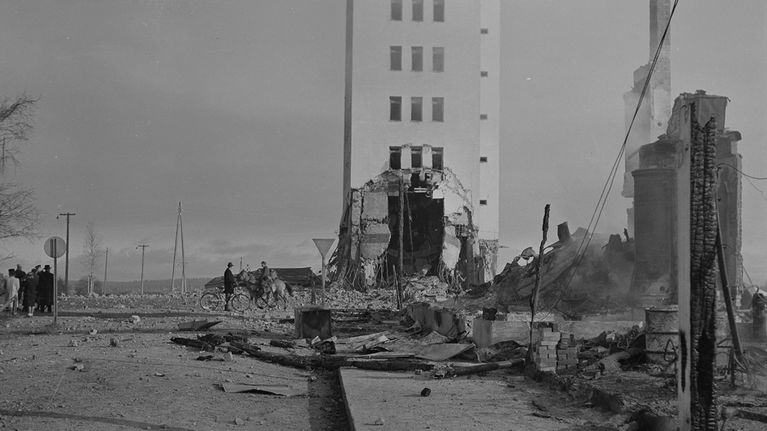 Kemin kaupungintalo räjäytettynä, mutta yhä pystyyn jääneenä. Siviiliväestöä ja joukkojamme katselemassa vaurioita. Kemi 1944.10.08 