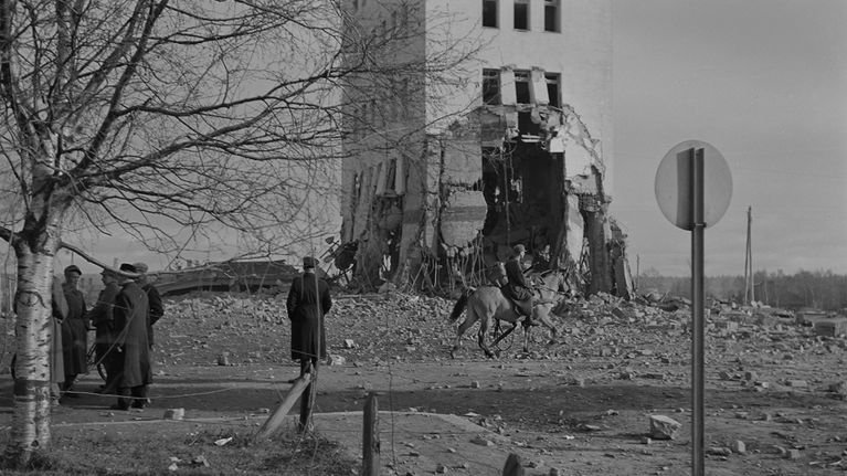 Kemin kaupungintalo räjäytettynä, mutta yhä pystyyn jääneenä. Siviiliväestöä ja joukkojamme katselemassa vaurioita. Kemi 1944.10.08