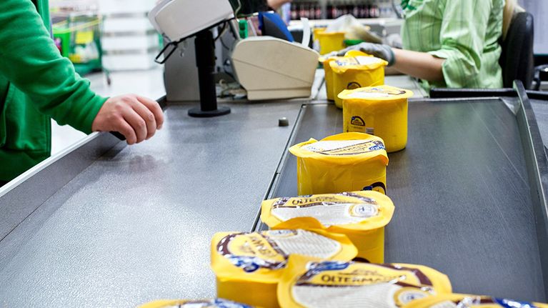Mies osti kymmenen Venäjän markkinoille tarkoitettua Valion Oltermanni-juustoa Helsingin Itäkeskuksessa elokuussa 2014.