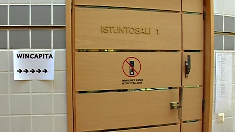 Oikeuden iustuntosalin ovi.