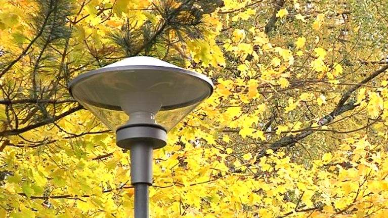 Aatoksenkadulla sijaitsevan taloyhtiön pihamaan valaistus vaihdettiin ledeihin. Valoa saadaan enemmän ja sähköä kuluu vähemmän.