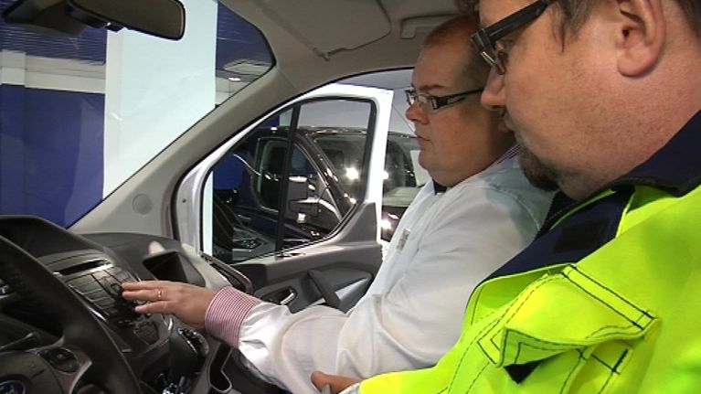 eCall-hätäviestijärjestelmän esittelyä autoliikkeessä