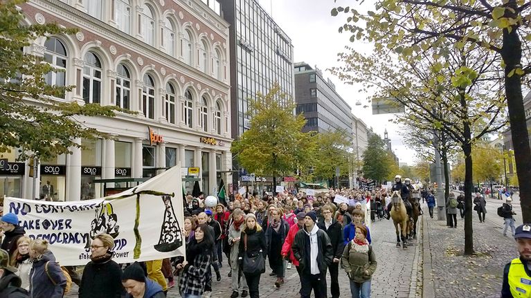 Vapaakauppasopimusta vastustava mielenosoituskulkue Mannerheimintiellä.