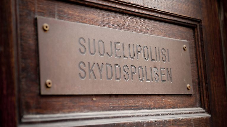 Suojelupoliisin eli Supon kyltti Helsingissä.