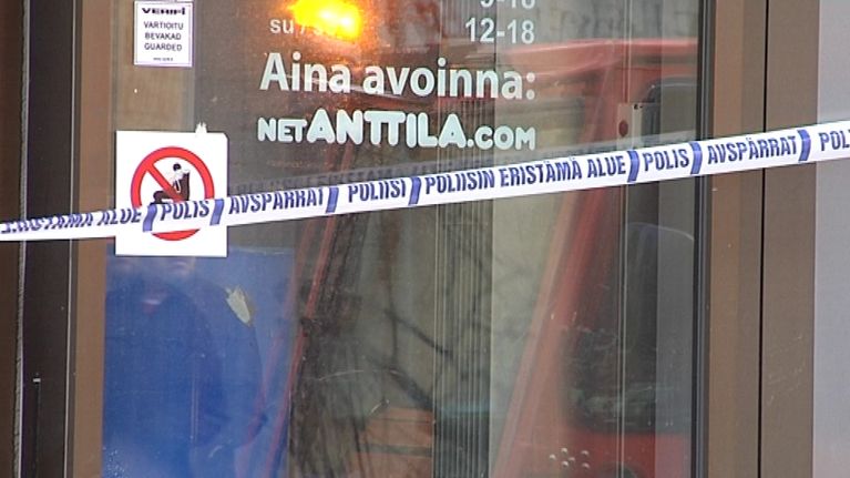 Poliisin eristämä alue Vaasan Anttilan edustalla.