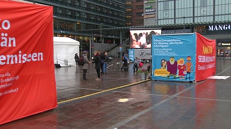 Helsingin Narinkkatorille pystytetyissä konteissa voi äänestää seurakuntavaaleissa.