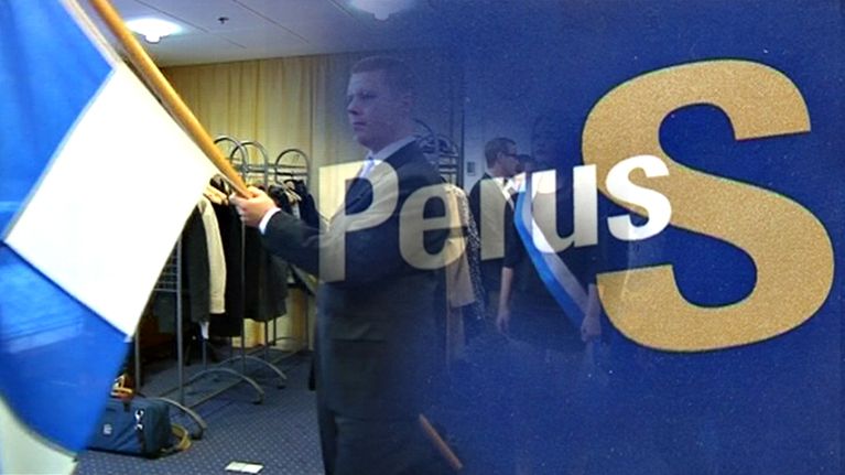 Kokoomusnuoret kantaa lippua ja kuva muuttuu Perusssuomalaisten logoksi.
