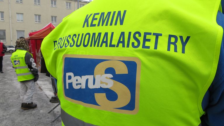Markkinavalvojan liivi, jonka selässä teksti "Kemin perussuomalaiset ry".