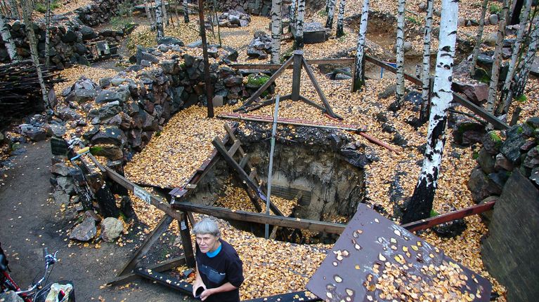 Kati Sinenmaan rakentamaan linnaan kuuluu useita muureja, kaivoja ja muita rakennelmia.