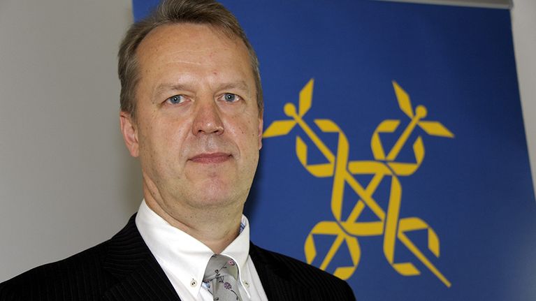 Tullin pääjohtaja Antti Hartikainen tuoteväärennöksiin liittyvän tapahtuman tiedotustilaisuudessa, 6. syyskuuta 2012.