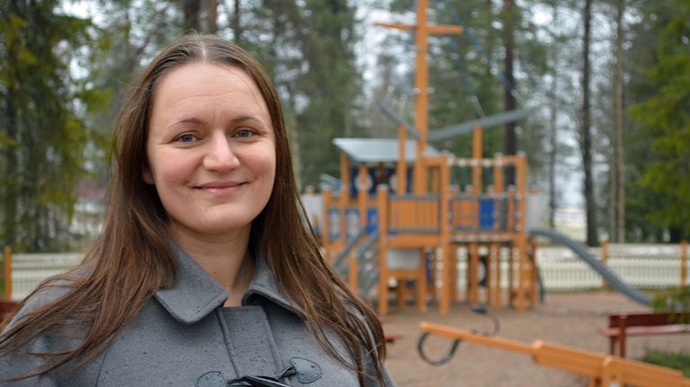 Viime talvena sSuomussalmen uudella leikkikentällä Henna Lundqvist alkoi miettimään muuttoa takaisin kotiseudulle.